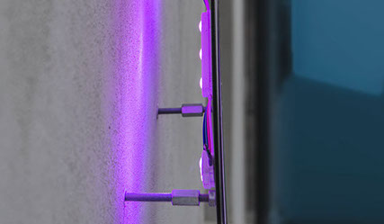 Detail LED podsvícení s distančními šrouby